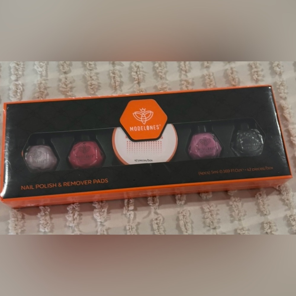 NWT Modelones Gel Nail Polish & Remover
Pads Set